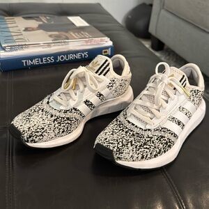 Adidas WMNS SWIFT RUN X 'WHITE BLACK'